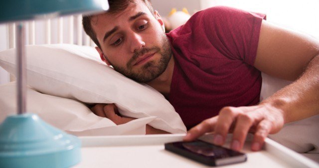 conseil sommeil homme au lit iphone