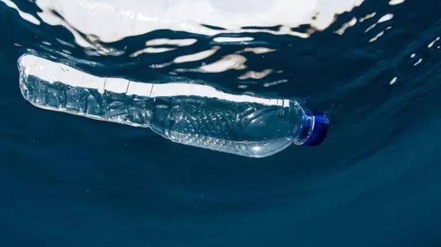 pollution plastique bouteille flotte