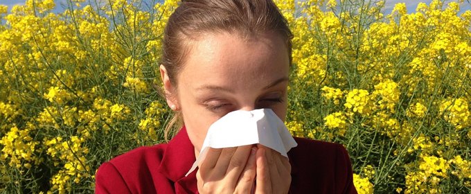 comment traiter allergie femme eternue